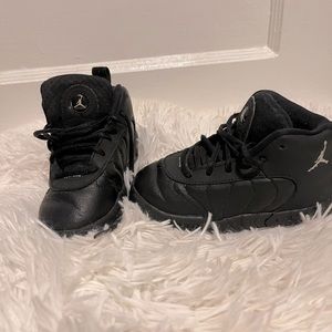 Pre-owned toddler unisex boy or girl toddler shoes! Size 8c easy on and off.